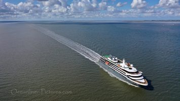 nicko cruises World Explorer auf der Elbe in Richtung Hamburg
